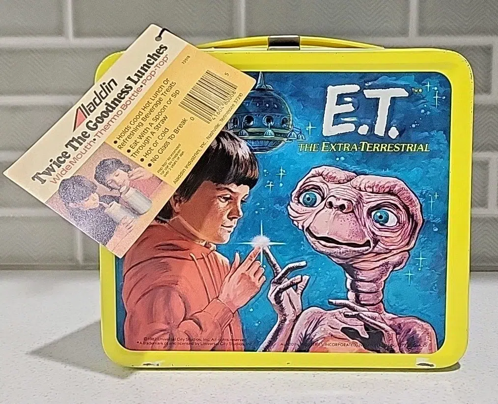 1982 vintage metal lunchbox featuring E.T. the Extra-Terrestrial, complete with matching Thermos – a nostalgic collectible from the peak of the film’s popularity.
