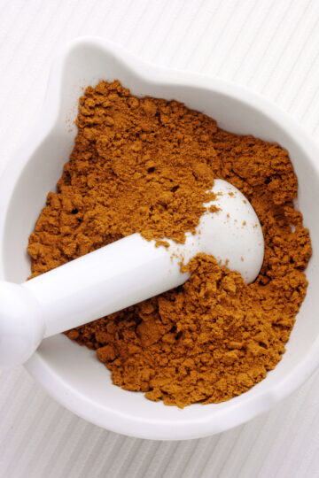 Madras curry powder – vibrant Indian spice blend made from roasted coriander, cumin, chili, and turmeric, known for its bold flavor and deep golden color.