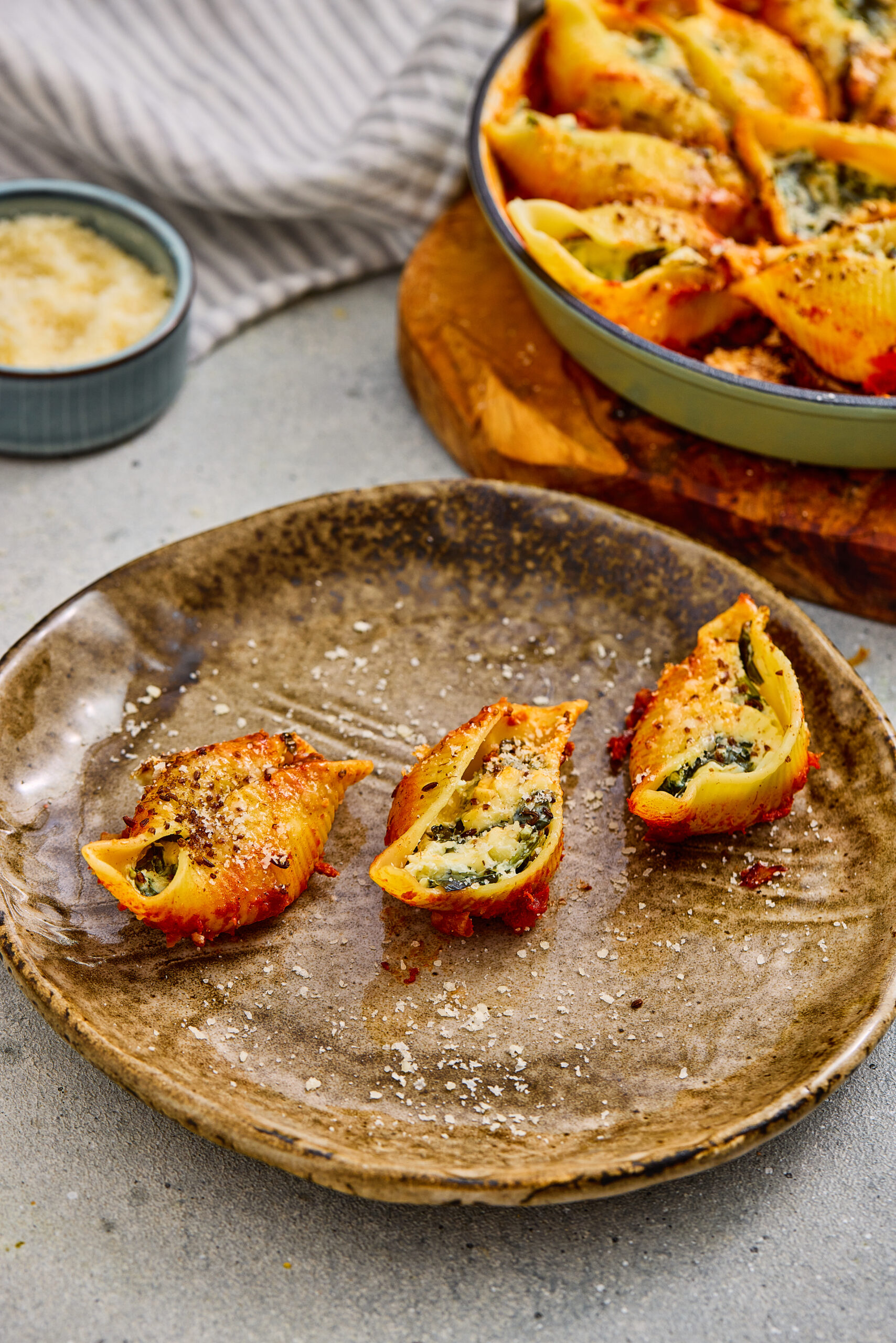 Paneer and spinach stuffed pasta shells ready to serve.