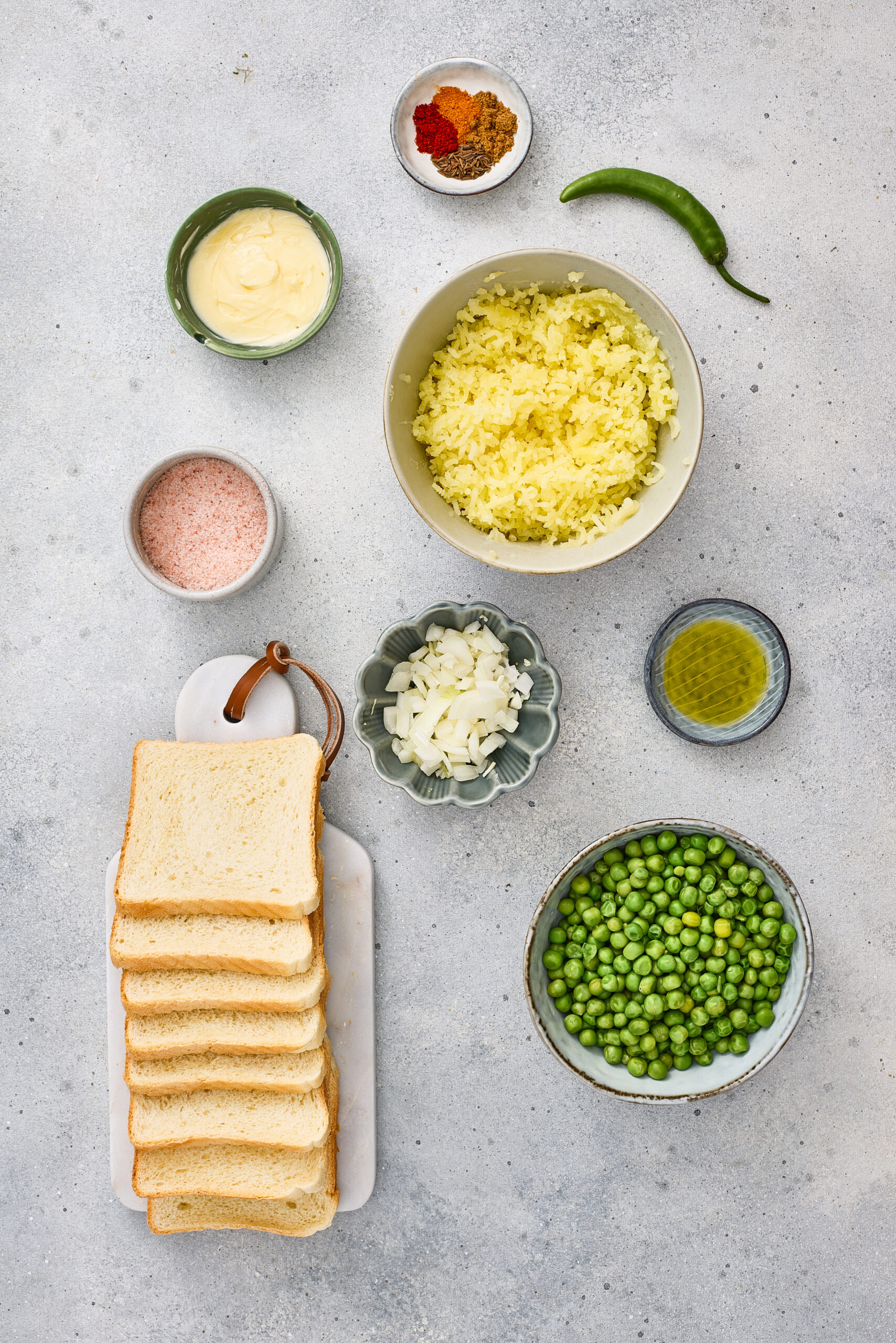 Ingredients of Samosa Toasties. 